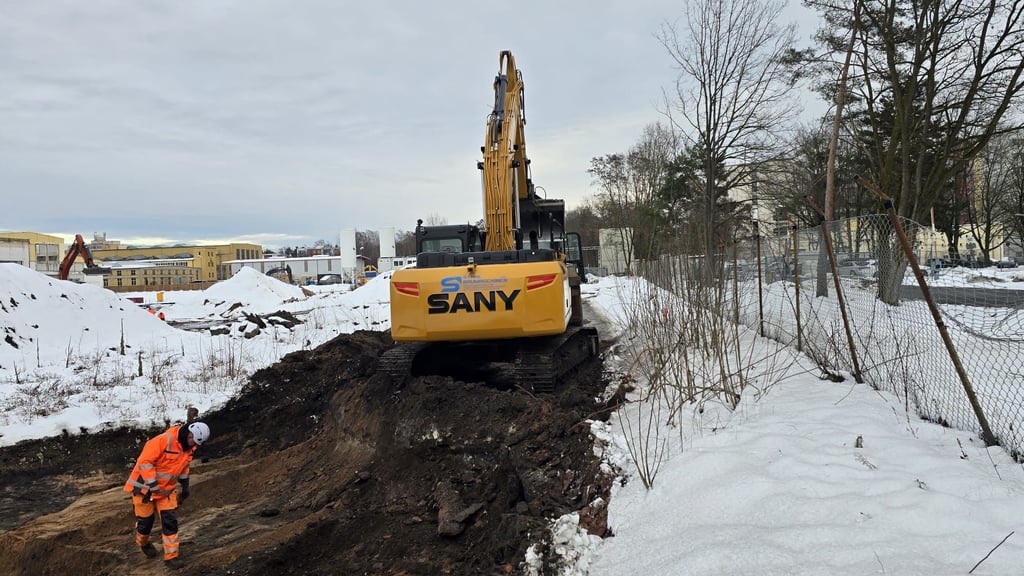Aufmerksamkeit ist oberstes Gebot: Mitarbeiter der in Dingelstedt ansässigen Firma SRS EOD GmbH bei der Kampfmittelsondierung  auf einem Siemensgelände in Nürnberg.