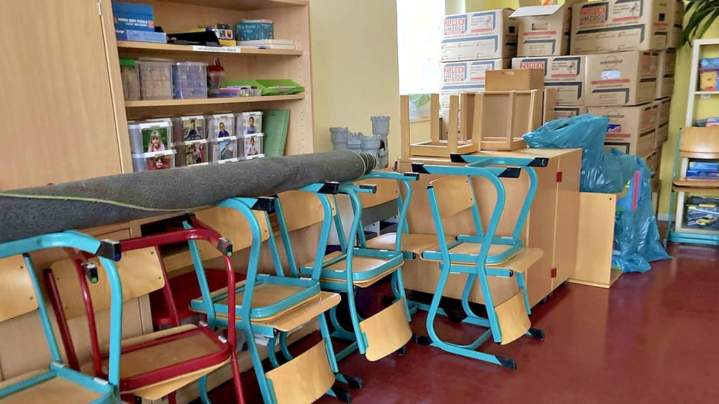 Kisten und Stühle stehen aufgestapelt – der Seeland-Hort ist schon in Gatersleben angekommen. Nötig wird der Umzug der Grundschüler wegen der Sanierung der Nachterstedter Sekundarschule.