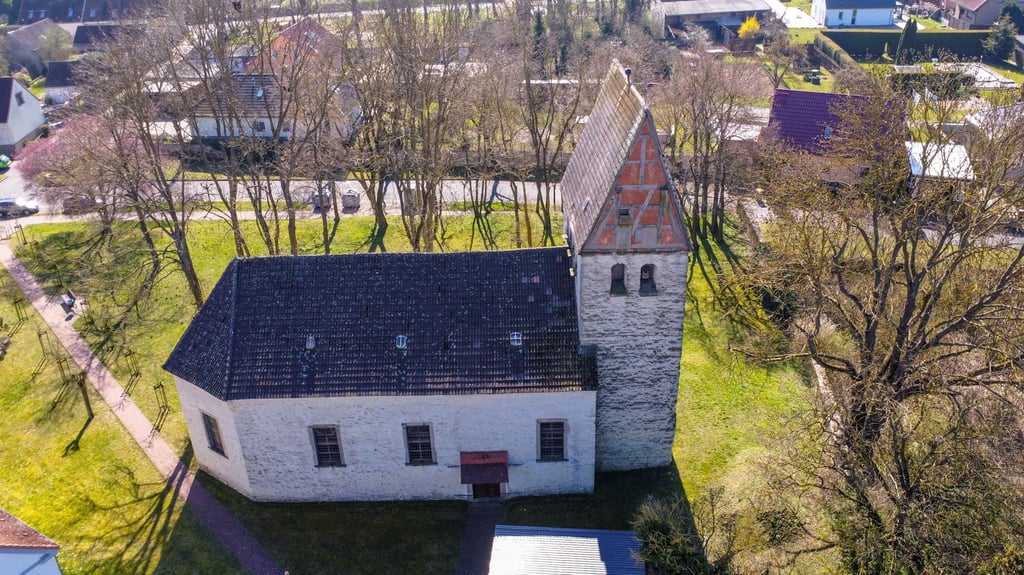 Auch die Kirche in Klein Rodensleben wird über das Leaderprogramm in Angriff genommen. Aktuell erfolgt die Dachsanierung.