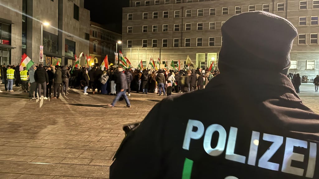 Bereits in der vergangenen Woche kamen Hunderte pro-kurdische Demonstranten auf dem Markt in Halle zusammen. 