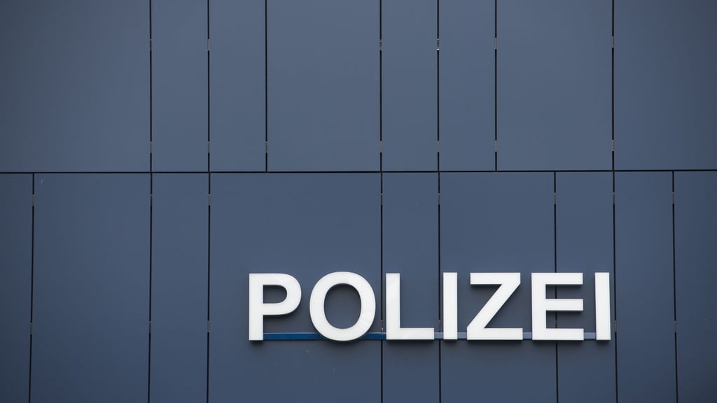 Sexuelle Gewalt erfahren? Anzeige kann man bei der Polizei oder der Staatsanwaltschaft erstatten.