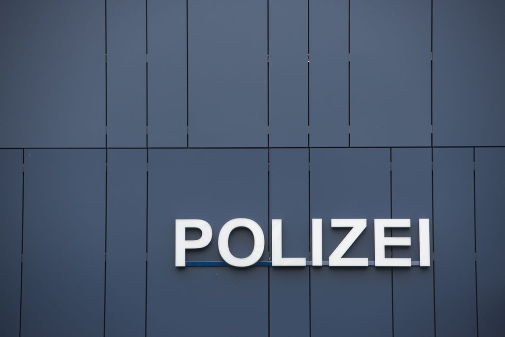 Sexuelle Gewalt erfahren? Anzeige kann man bei der Polizei oder der Staatsanwaltschaft erstatten.