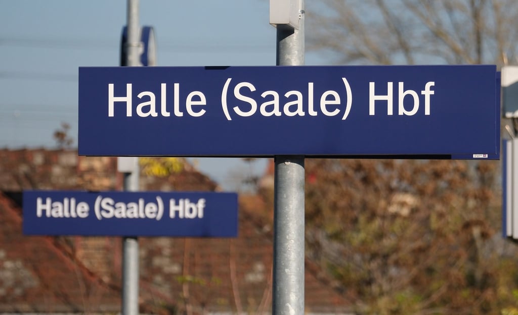 Im Bereich des Güter- und Rangierbahnhofs kurz nach Abfahrt vom Hauptbahnhof Halle war ein Regionalzug am Mittwochabend stehengeblieben - 32 Fahrgäste mussten evakuiert werden. (Archivbild)