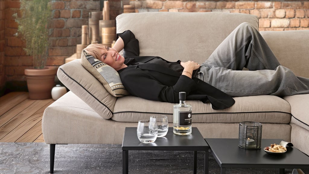 Laden zum Liegen ein: Sofas mit Cordbezug sind derzeit Stammgäste in den Ausstellungsräumen der Anbieter. Hier ein Exemplar von W. Schillig.