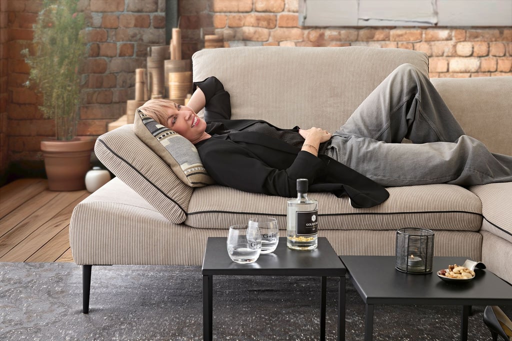 Laden zum Liegen ein: Sofas mit Cordbezug sind derzeit Stammgäste in den Ausstellungsräumen der Anbieter. Hier ein Exemplar von W. Schillig.