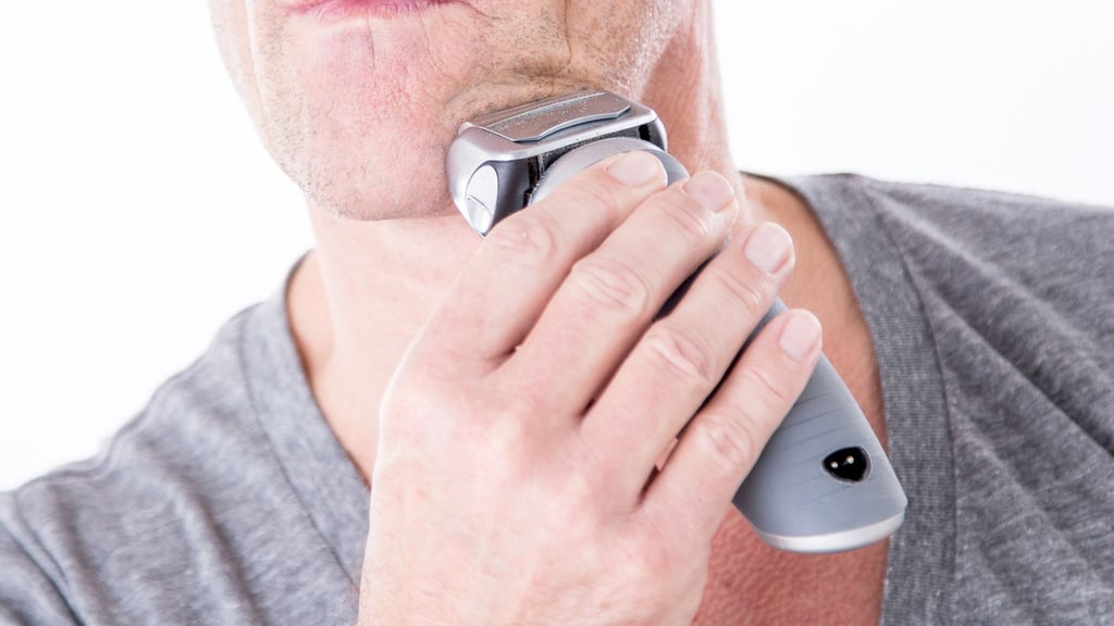 Verschiedene Rasierertypen bieten individuelle Lösungen: Ergonomische Griffe und sanfte Scherköpfe erhöhen den Komfort und beugen Hautirritationen vor.