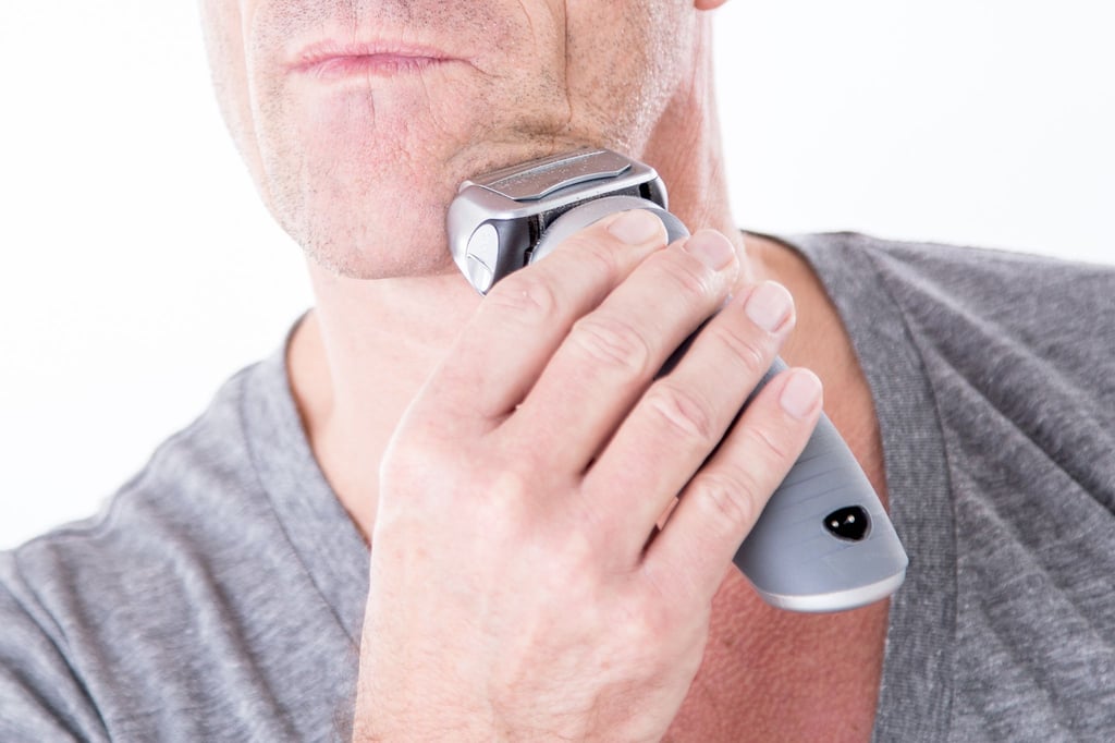 Verschiedene Rasierertypen bieten individuelle Lösungen: Ergonomische Griffe und sanfte Scherköpfe erhöhen den Komfort und beugen Hautirritationen vor.