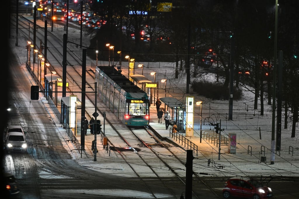Nach dem Eisregen von Montag können immer noch nicht alle Berliner Straßenbahnen wieder fahren. (Archivbild)