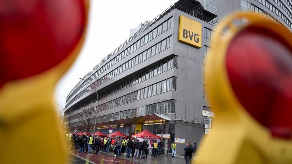 Verdi verhandelt mit der BVG weiter über bessere Arbeitsbedingungen für die Beschäftigten. (Archivbild)