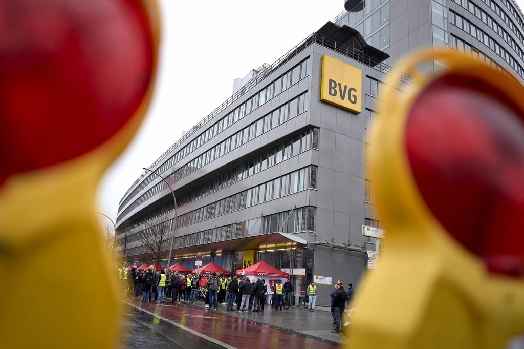 Verdi verhandelt mit der BVG weiter über bessere Arbeitsbedingungen für die Beschäftigten. (Archivbild)