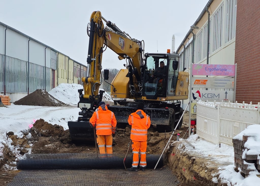Im Zerbster Gewerbegebiet an der Kirschallee werden derzeit die Zufahrtsstraßen grundhaft ausgebaut.