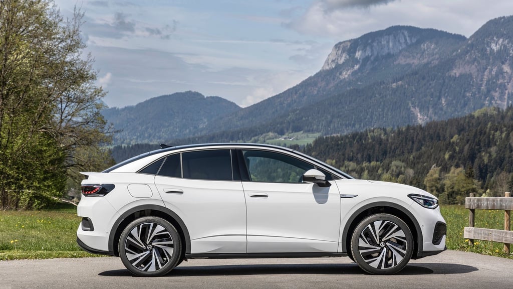 Schräge Sache: Der ID.5 (im Bild) unterscheidet sich im Design vor allem in der Heckgestaltung vom ID.4.