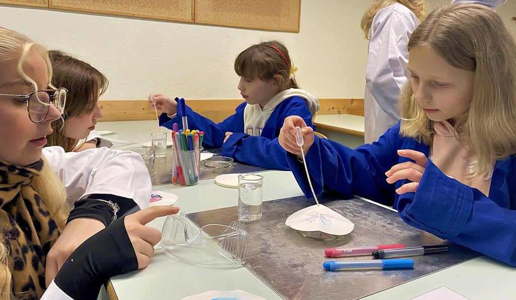 Im Chemieraum konnten die künftigen Fünftklässler experimentieren. 