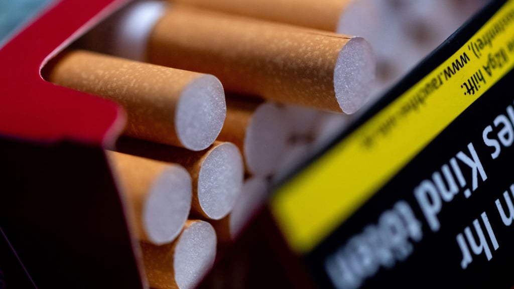 Zwei Euro mehr pro Zigarettenpackung, um die Krankenkassen zu entlasten - so der Vorschlag eines CSU-Politikers. (Symbolbild)