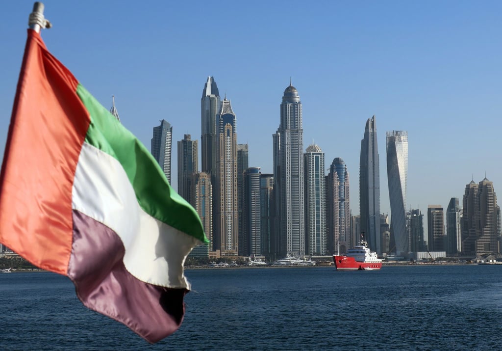 Gestrichene Flüge und lange Wartezeiten belasten Dubai-Rückreisende: Urlauber mussten teils selbst Ersatzflüge buchen oder stundenlang am Flughafen ausharren.