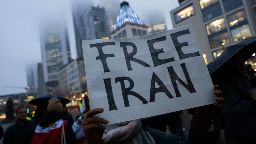 In vielen EU-Staaten fordern Menschen seit Wochen neue Sanktionen gegen Verantwortliche für die Gewalt im Iran. Nun gibt es einen ersten Beschluss. (Archivbild)