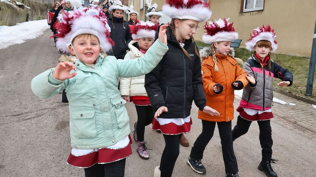 Mit Tanz und Bewegung wurden die Minusgrade beim Umzug erträglich.