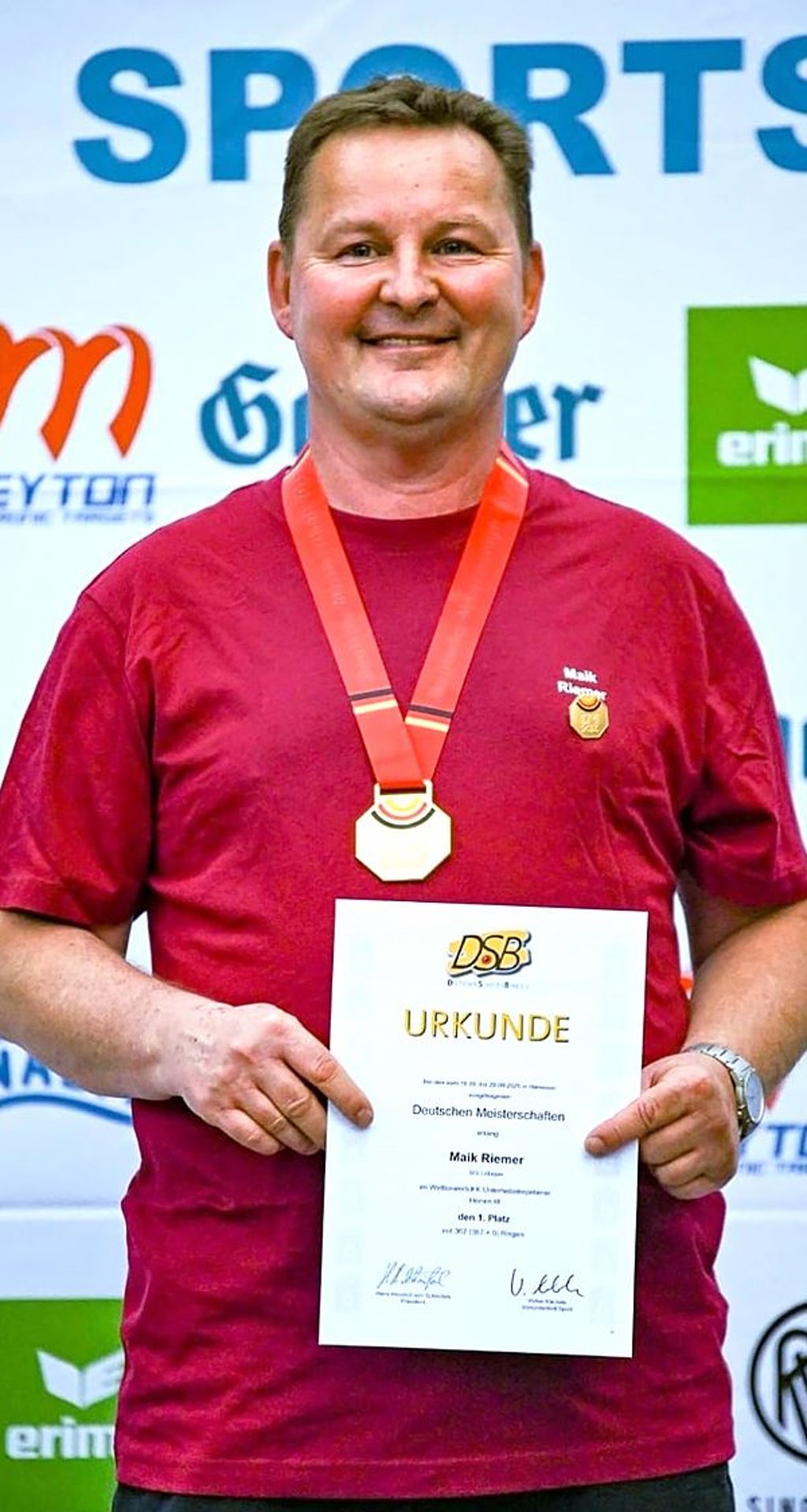 Sportschießen Sportschießen ist ein Präzisionssport, der ein hohes Maß an mentaler Stärke, Konzentration und Körperbeherrschung erfordert. Fähigkeiten, die entscheidend für den Erfolg sind und die unser Sportfreund Maik Riemer von der Schützengilde Löbejün hervorragend beherrscht.