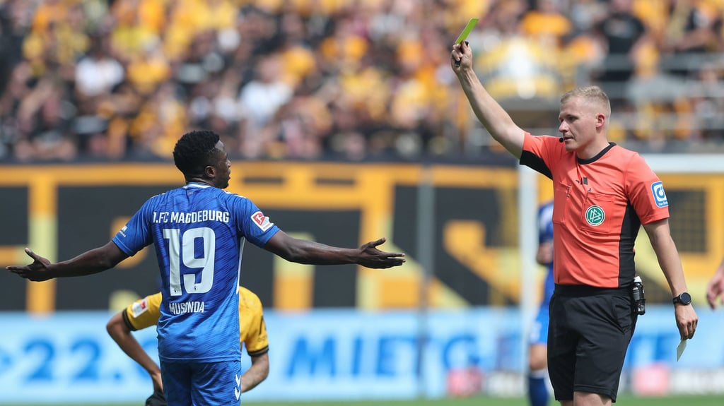 Schiedsrichter Timo Gansloweit beim Spiel zwischen dem 1. FC Magdeburg und Dynamo Dresden im August 2025.