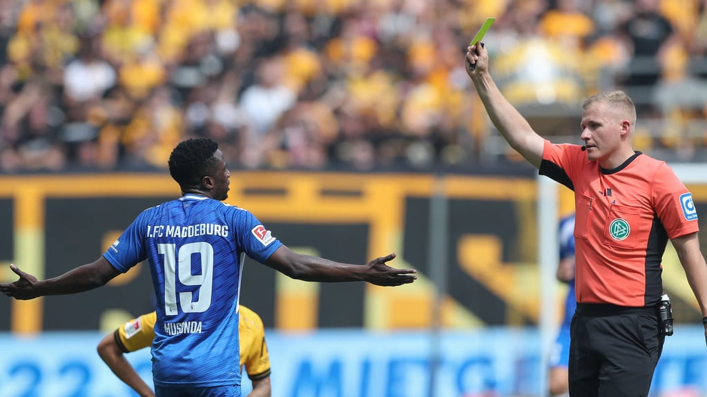 Schiedsrichter Timo Gansloweit beim Spiel zwischen dem 1. FC Magdeburg und Dynamo Dresden im August 2025.