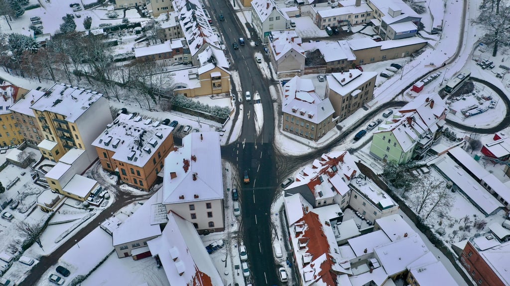 Die Kreuzung Hallesche Straße/Bahnhofstraße/Landwehr wird zu einem Kreisverkehr umgebaut.