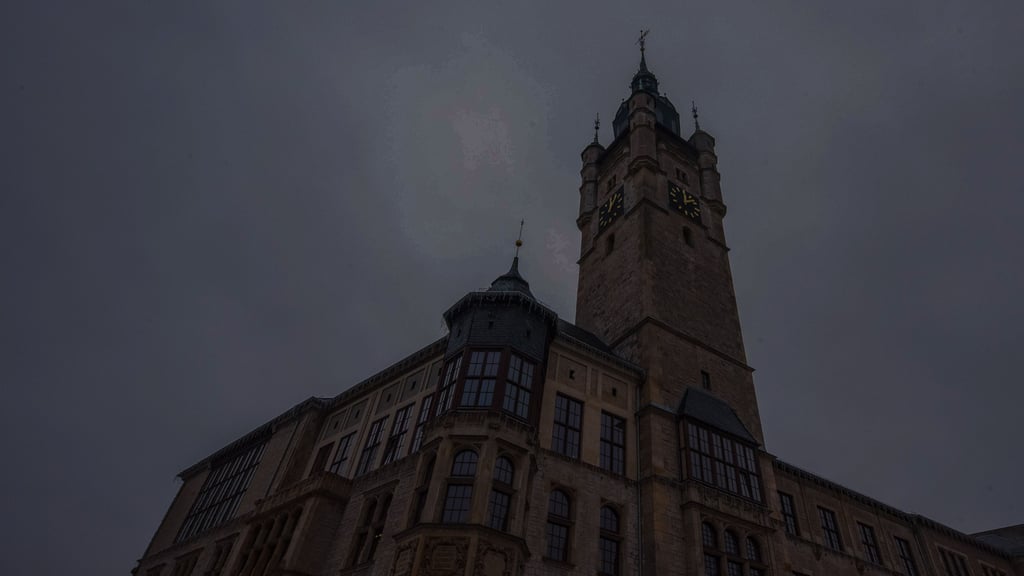 Dunkle Wolken über dem Rathaus in Dessau. 