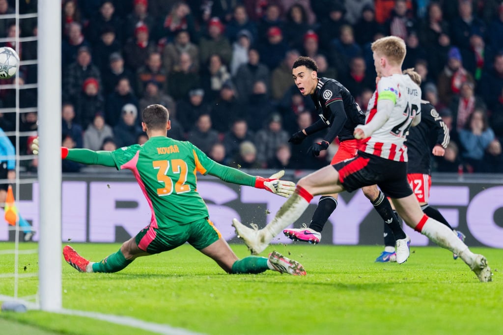 Der Glücksmoment: Jamal Musiala (M) erzielt sein Comeback-Tor zum 1:0.
