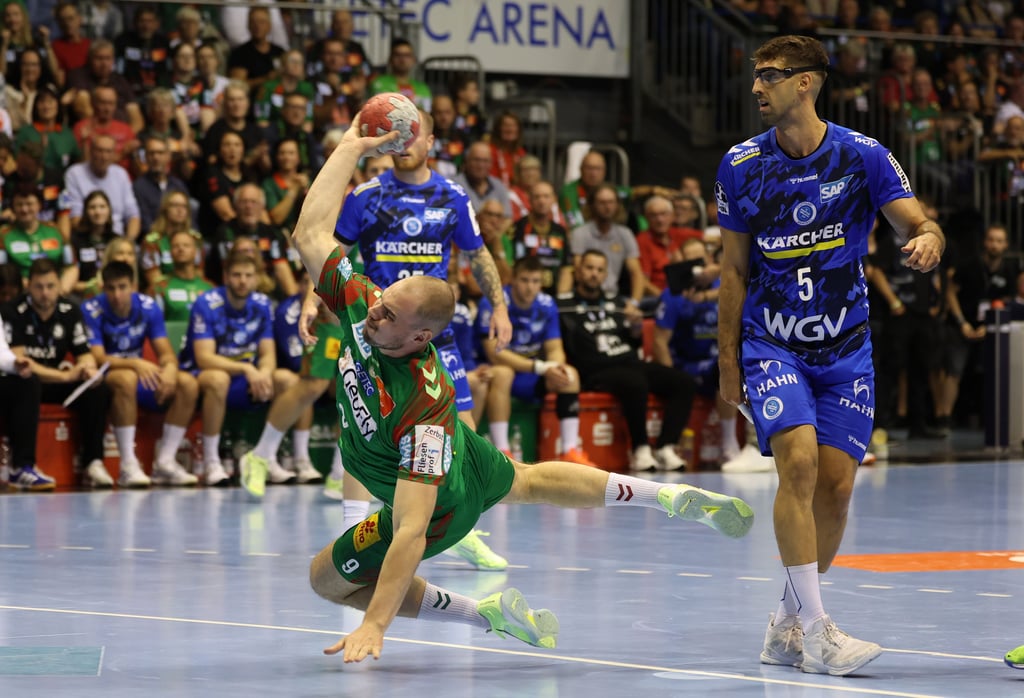 Hier setzt sich Tim Zechel im Spiel gegen Stuttgart gegen seinen Ex-Kollegen Antonio Serradilla durch.