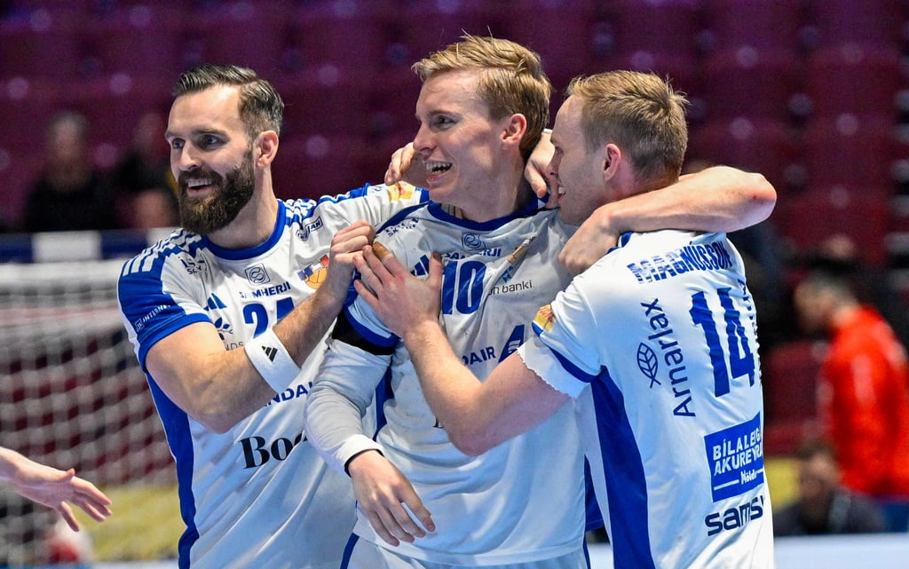 Die SCM-Spieler Omar Ingi Magnusson (r.) und Gisli Thorgeir Kristjansson freuen sich mit Teitur Örn Einarsson (l.) über den Einzug der Isländer ins EM-Halbfinale. 
