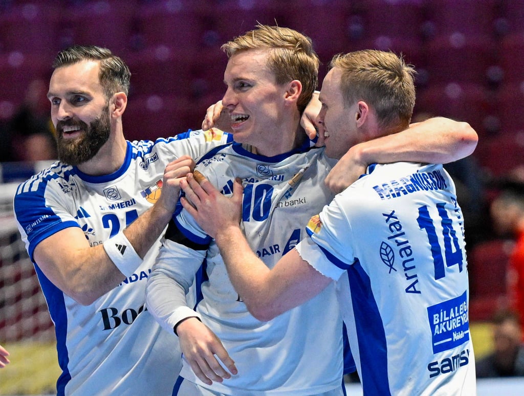 Die SCM-Spieler Omar Ingi Magnusson (r.) und Gisli Thorgeir Kristjansson freuen sich mit Teitur Örn Einarsson (l.) über den Einzug der Isländer ins EM-Halbfinale. 