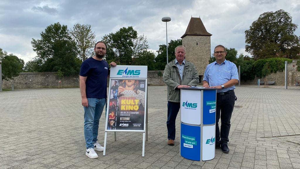 Hier beim Pressegespräch zum „Kult-Kino“ der Energie Mittelsachsen: Bürgermeister René Zok (Mitte) mit  Lukas Wagner und Frank Sieweck (beide EMS, von links) – im August 2025.