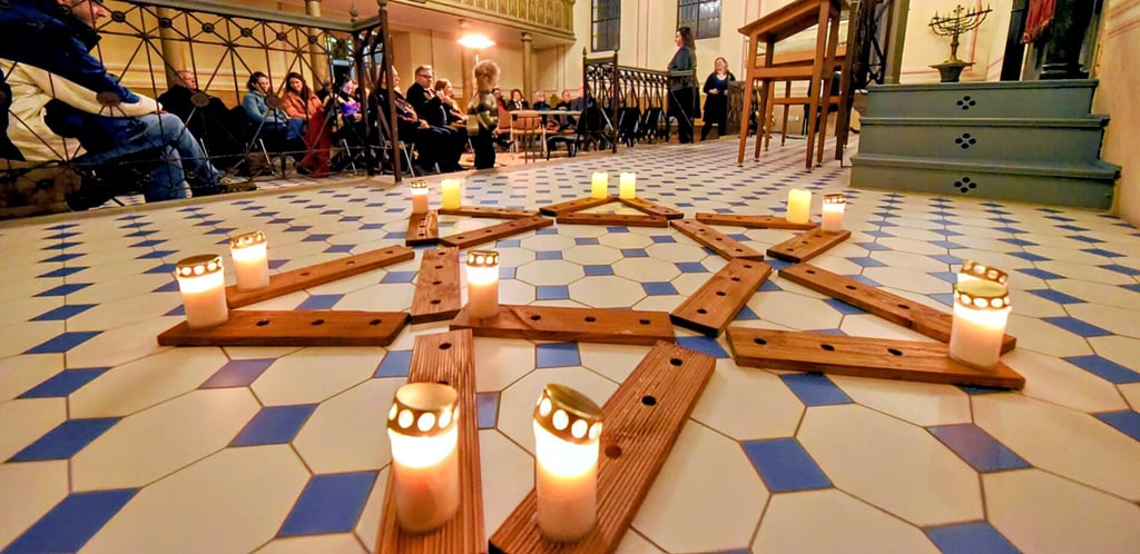 Am Dienstagabend kamen zahlreiche Gäste in der Synagoge zusammen.
