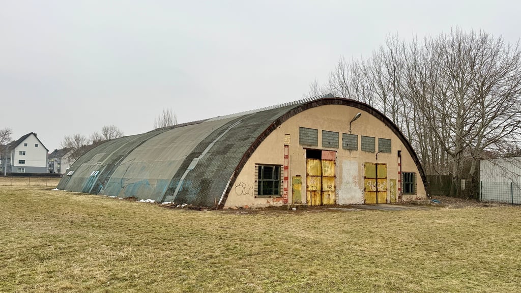 Diese Rundbogenhalle von Junkers soll umziehen. 