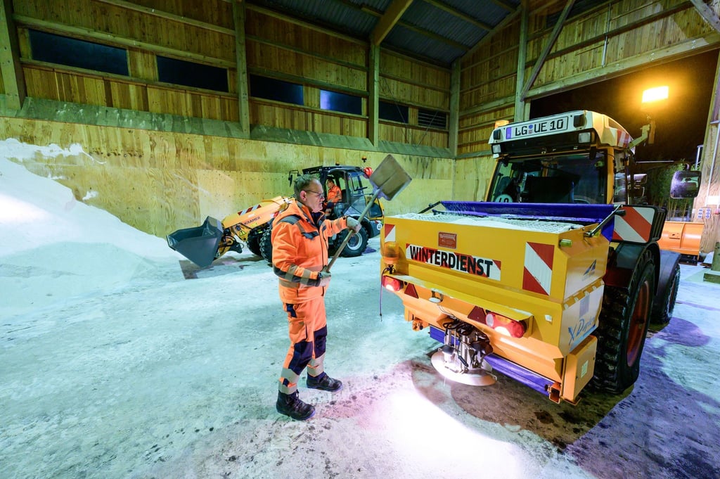 Der Streusalzanbieter Brüning kann weiter liefern - „mit gewissen Lieferzeiten“. Nach Einschätzung des Unternehmens haben viele Kommunen sich auf einen durchschnittlichen Winter eingestellt. (Archivbild)