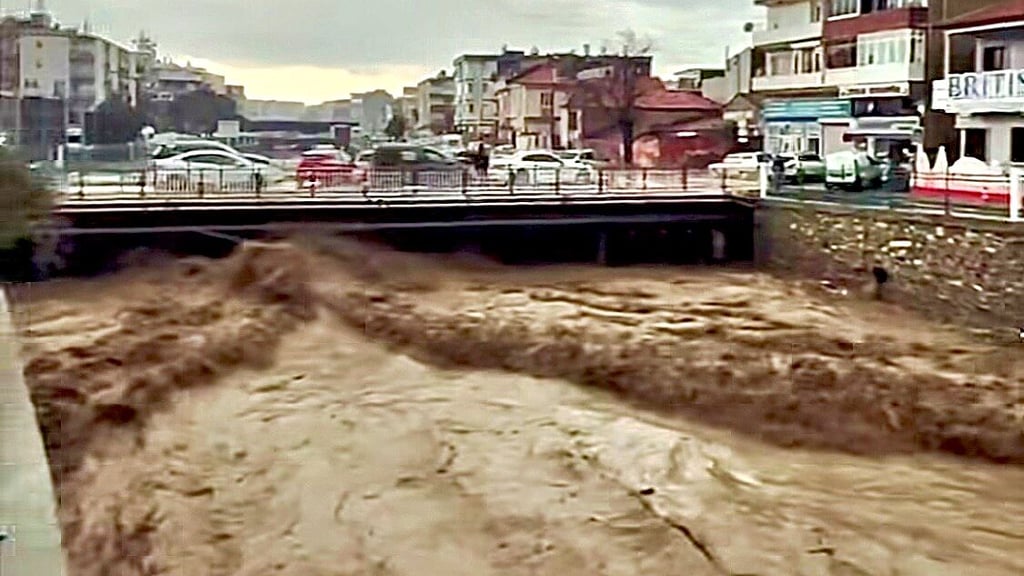 Einst ein ausgetrockneter Flusslauf, jetzt ein reißender Strom.
