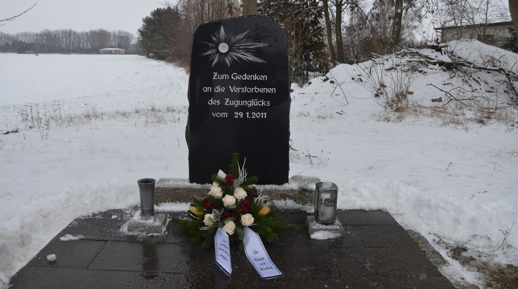 Am Gedenkstein nahe des Hordorfer Bahnhofs wird am Jahrestag an das schwere Zugunglück erinnert.