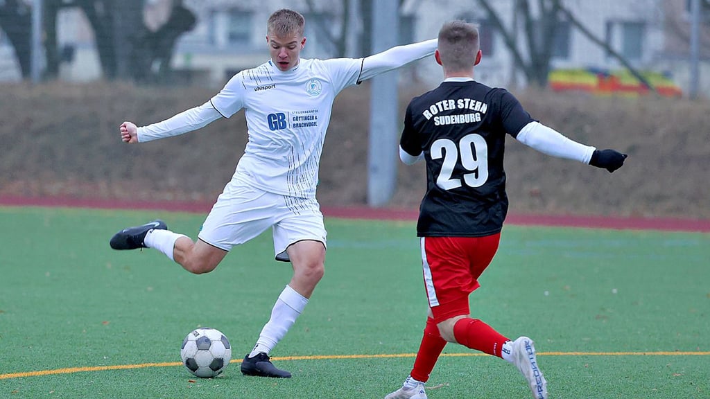 Jakob Zillmann (l./gegen den Sudenburger David Abraham) will mit den Fortunen die Chancenverwertung verbessern.