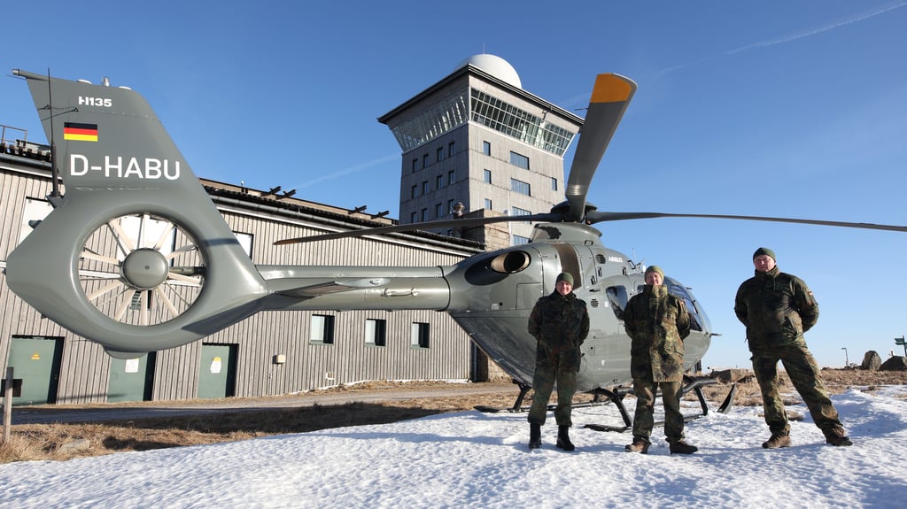 Bundeswehr-Vertreter erkundeten am 22. Januar den Gipfel des Brockens für ein geplantes Karrierecamp. Ein Hubschrauber testete dabei mögliche Landepläze.