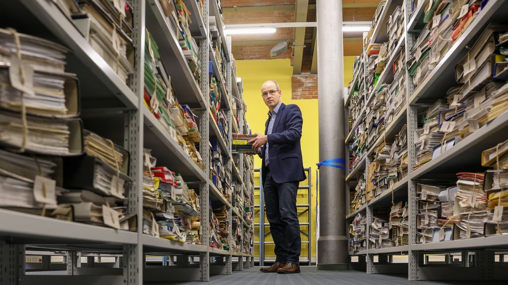 Christoph Volkmar, Direktor des Stadtarchivs Magdeburg, inmitten zahlreicher Bauakten.