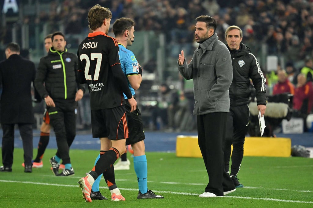 Stefan Posch (l. und Como-Trainer Cesc Fabregas im Dezember beim Spiel gegen AS Rom