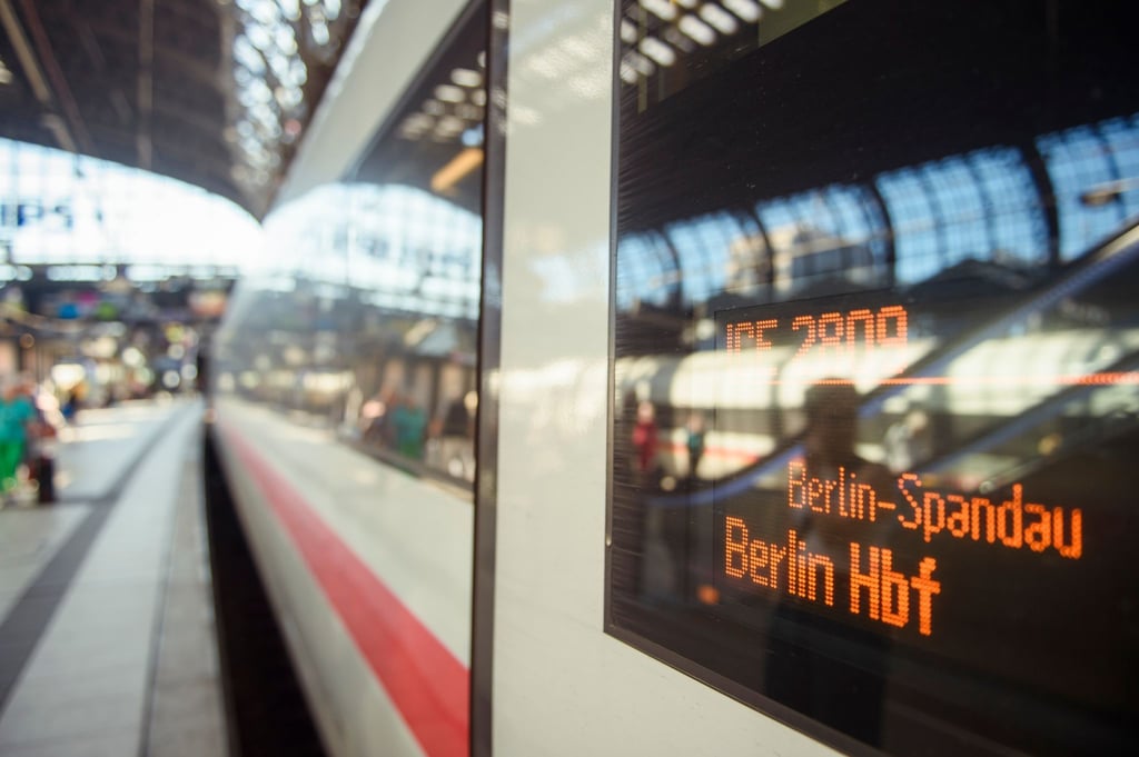 Die Fernzüge der Deutschen Bahn halten ab Februar seltener am Berliner Bahnhof Spandau. (Archivbild)