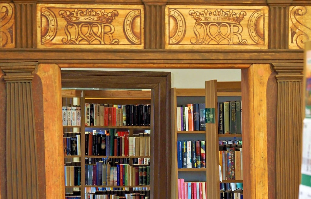 Vor 450 Jahren als Adelshof gebaut, residiert heute in den  edlen Räumen vom Bunten Hof (auch) die Osterwiecker Stadtbibliothek. 9.500 Bücher und andere Medien stehen hier zum Entleihen bereit. 