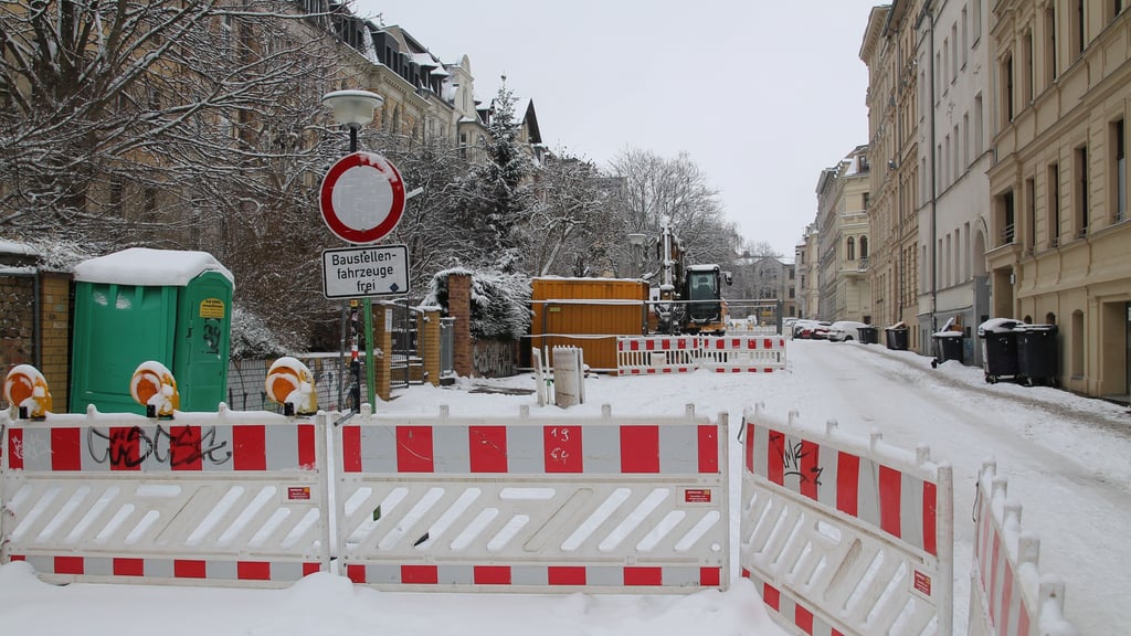 In der Adolf-von-Harnack-Straße sollen demnächst die Bauarbeiten starten. Die Baustelle ist aber schon seit Mitte Januar eingerichtet. 