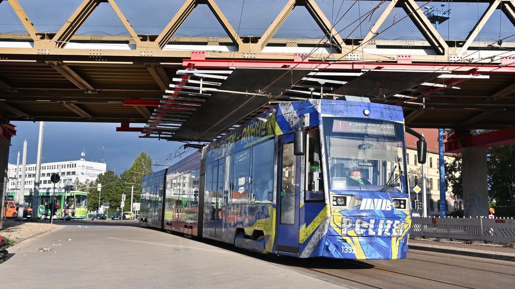 Dass Straßenbahnen der MVB die Behelfsbrücke des Magdeburger Rings am Damaschkeplatz unterqueren können, gilt nicht ab dem Abend des 2. Februar 2026 bis in die Morgenstunden. Auch für Autos ist der Weg auf dem Ring über den Damaschkeplatz gesperrt.
