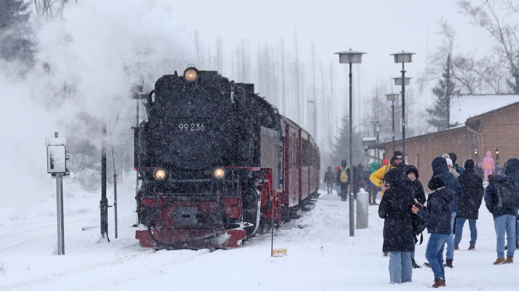 Ein Zug der Harzer Schmalspurbahnen (HSB) fährt in den Bahnhof Schierke ein. Wenn es nach den Plänen des Unternehmens geht, erhält auch Braunlage einen Anschluss.