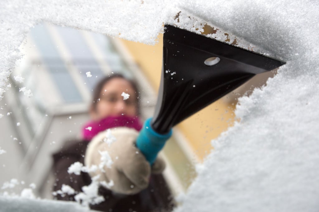 Klare Kante, aber sicher: Eiskratzer aus Kunststoff schonen die Scheiben.