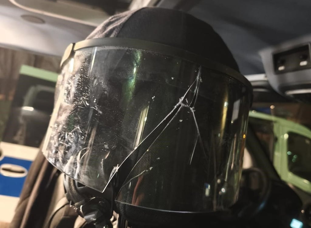 Ein bei den Krawallen zerstörter Polizeihelm.