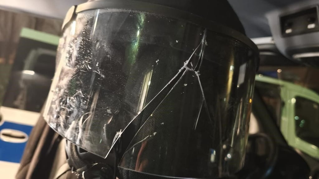 1. FC Magdeburg gegen Dynamo Dresden: Ein bei den Krawallen zerstörter Polizeihelm.