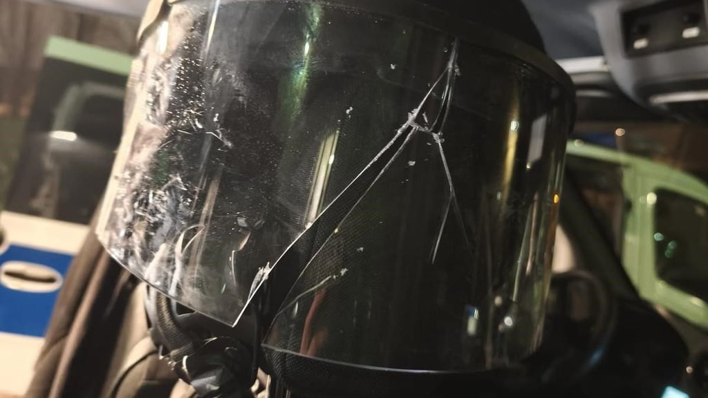 1. FC Magdeburg gegen Dynamo Dresden: Ein bei den Krawallen zerstörter Polizeihelm.