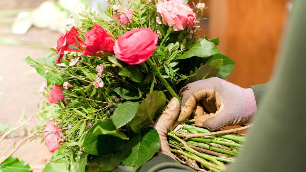 Blumensträuße sind beliebte Geschenke am Valentinstag. Frühblüher wie Tulpen, Narzissen oder Ranunkeln sind eine schöne heimische Alternative zu den sonst üblichen Rosen.